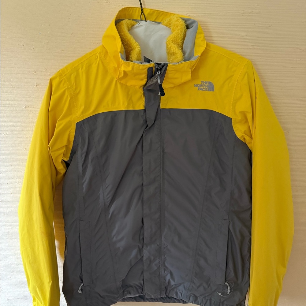 3 in 1 women’s North Face ski jacket. Comes with hood